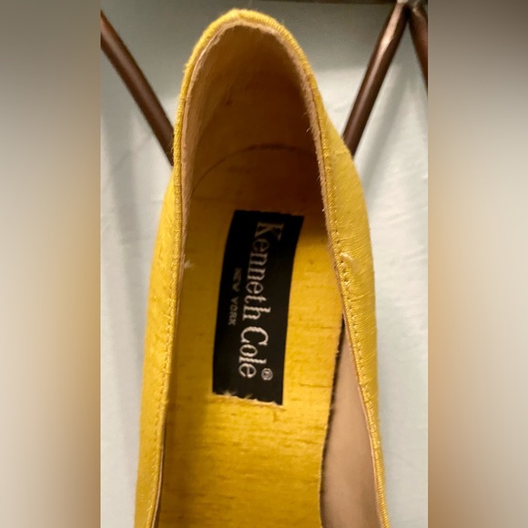 Kenneth Cole Retro 90’s Mustard Bow Kitten Heel UNIQUE! Size 6 1/2. Worn Once! - Picture 7 of 8